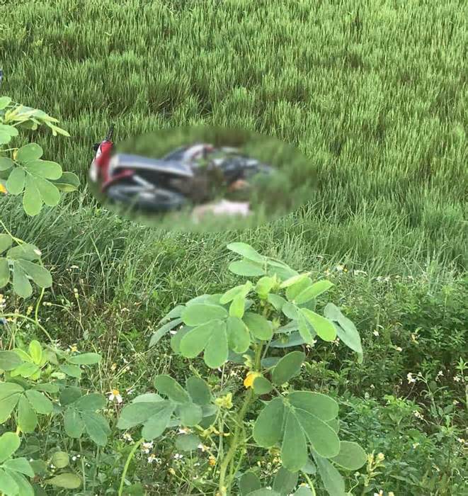 Phát hiện người đàn ông tử vong trong tư thế xe máy đè lên người ở Nam Định