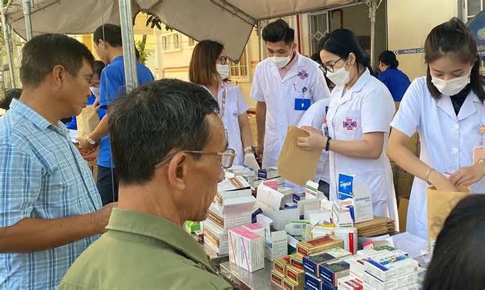 Bác sĩ 6 bệnh viện phối hợp khám bệnh miễn phí người dân Điện Biên