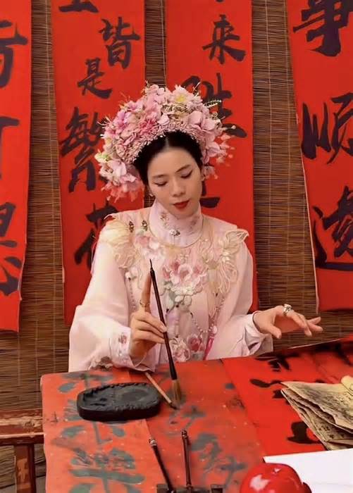 Lệ Quyên hóa mỹ nữ cài trâm hoa dạo chơi làng cổ Tuyền Châu