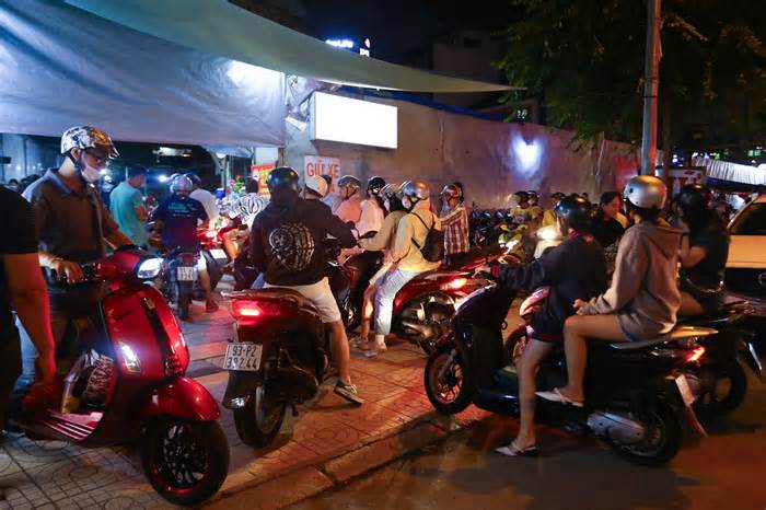 Lập bãi giữ xe trên lòng đường sát phố Nguyễn Huệ, vẫn chừa lối đi cho người dân