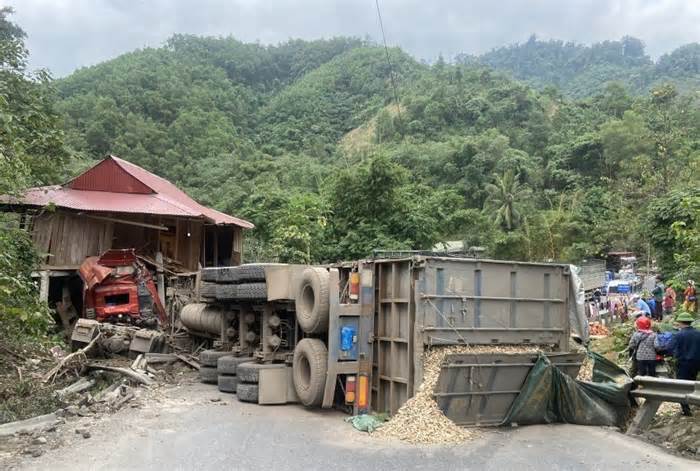 Ôtô đầu kéo lật, đâm vào nhà dân làm tắc đường Hồ Chí Minh nhiều giờ