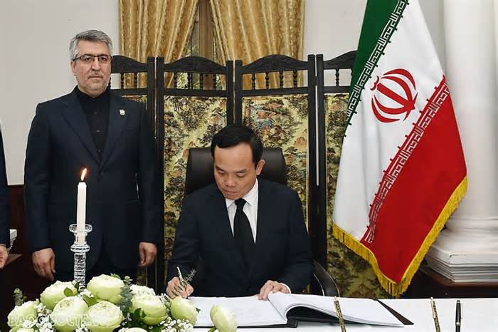 Phó Thủ tướng Trần Lưu Quang ghi sổ tang tưởng niệm Tổng thống Iran Ebrahim Raisi