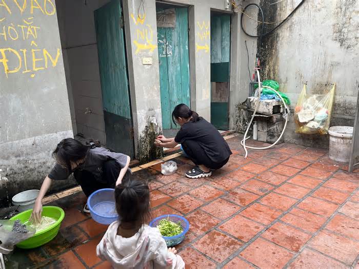 Công nhân đi làm cầm chừng khi bị giãn việc