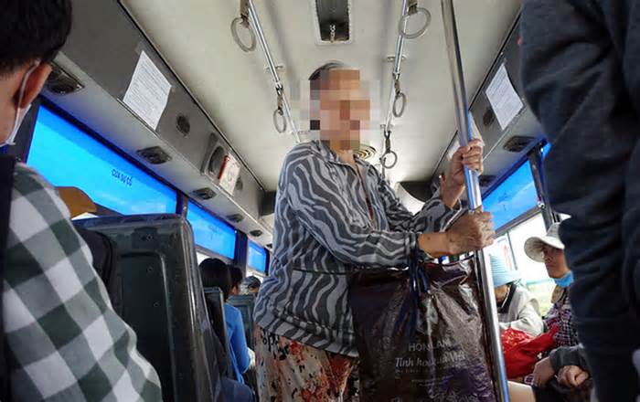 Người già đi xe buýt miễn phí tố bị phân biệt đối xử: Để hành khách chấm điểm tài xế, nhân viên