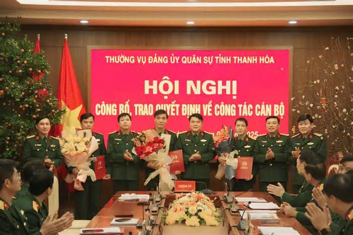 Thường vụ Đảng ủy Quân khu 4, Thường vụ Đảng ủy Quân sự tỉnh Thanh Hóa trao quyết định về công tác cán bộ