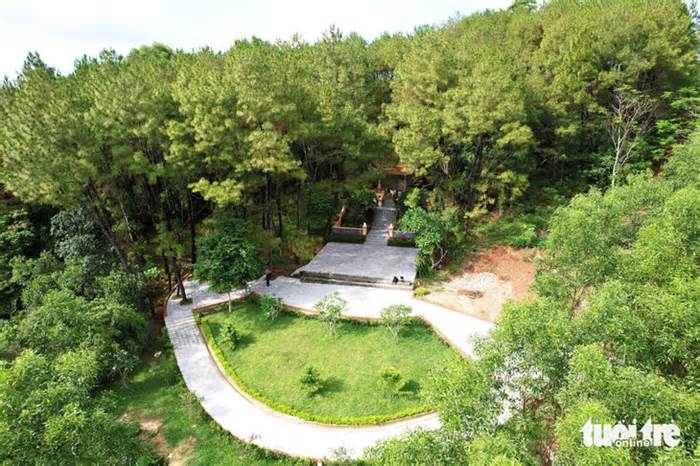 Khu tưởng niệm thân mẫu Bác Hồ giữa rừng thông rì rào xứ Huế