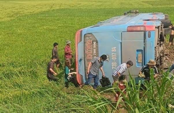 Quảng Ngãi: Xe khách mất lái lao xuống ruộng, nhiều người bị thương