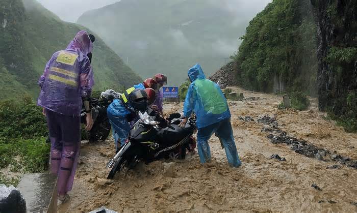 Nhiều khách đi Hà Giang gặp mưa lũ, phải bỏ xe máy lại nhà dân