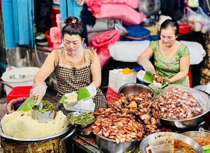 Quán xôi gà Bà Chiểu, không có chỗ ngồi lại để ăn vẫn đông khách, bà chủ tốt bụng không ngờ