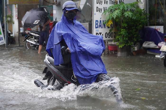 Mưa dai dẳng ở TPHCM khiến đường ngập sâu, xe chết máy hàng loạt