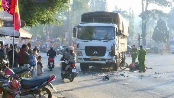 Xe tải va chạm xe máy tại Kon Tum, 2 người tử vong