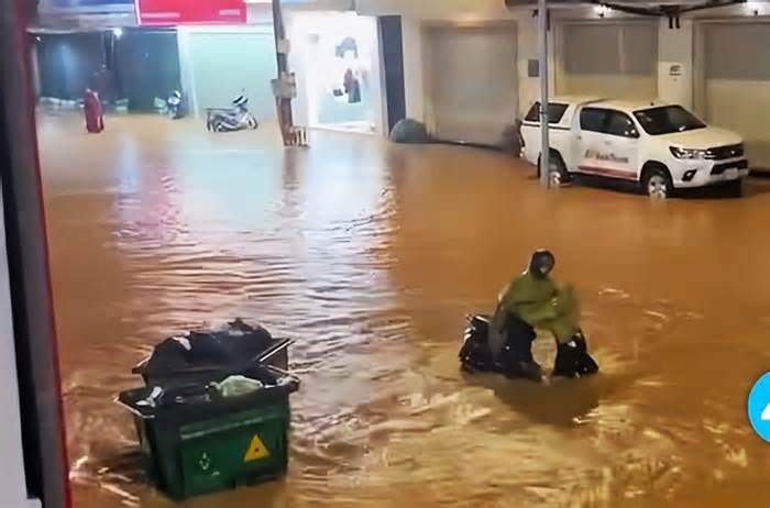 Mưa lớn, tuyến đường trung tâm Đà Lạt ngập sâu