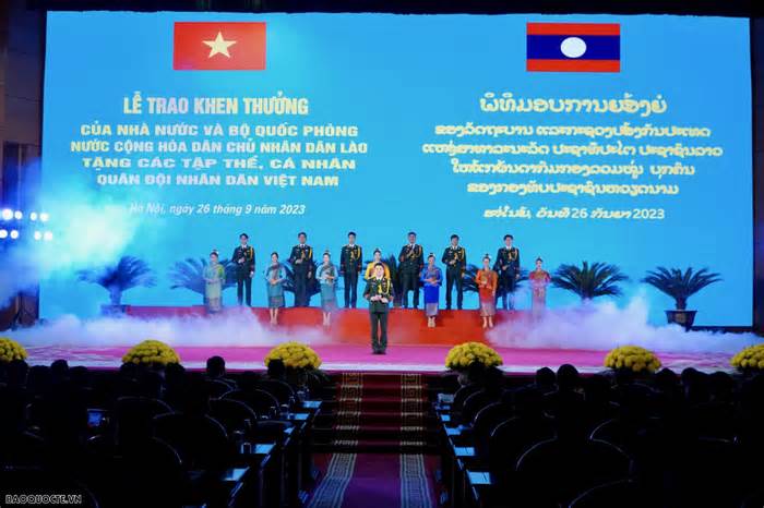 Trao tặng 36 huân chương và 32 bằng khen cho các tập thể, cá nhân Quân đội nhân dân Việt Nam