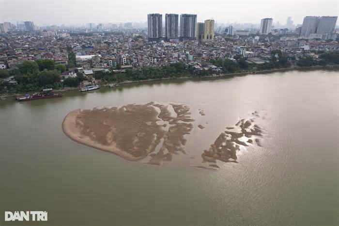 Sông Hồng cạn nước, xuất hiện nhiều bãi bồi nhô cao giữa lòng sông