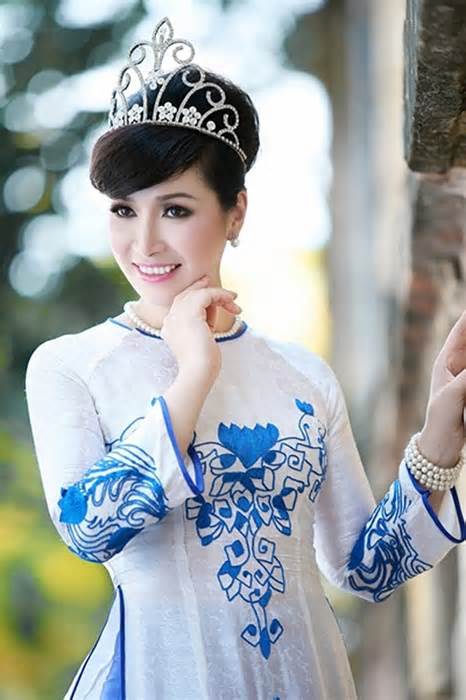 Hoa hậu Việt Nam đầu tiên tuổi 53 hạnh phúc bên chồng tiến sĩ và các con