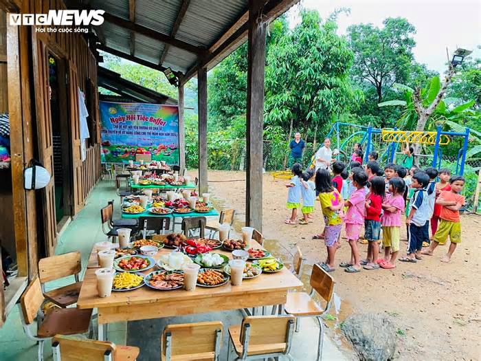 Những học sinh nghèo trên rẻo cao Ngọc Linh lần đầu được ăn tiệc buffet
