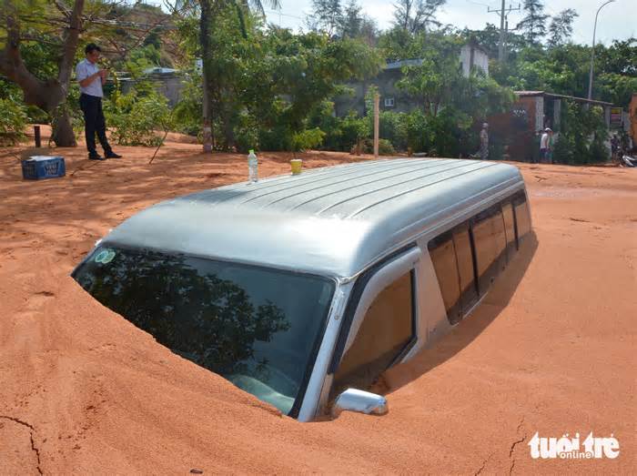 Cận cảnh ôtô, xe máy chôn vùi dưới lớp bùn cát đỏ ở Mũi Né