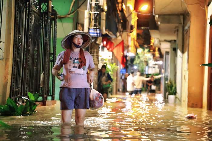 Nước ngập tới đùi, người dân Hà Nội chạy lũ từ chiều đến đêm