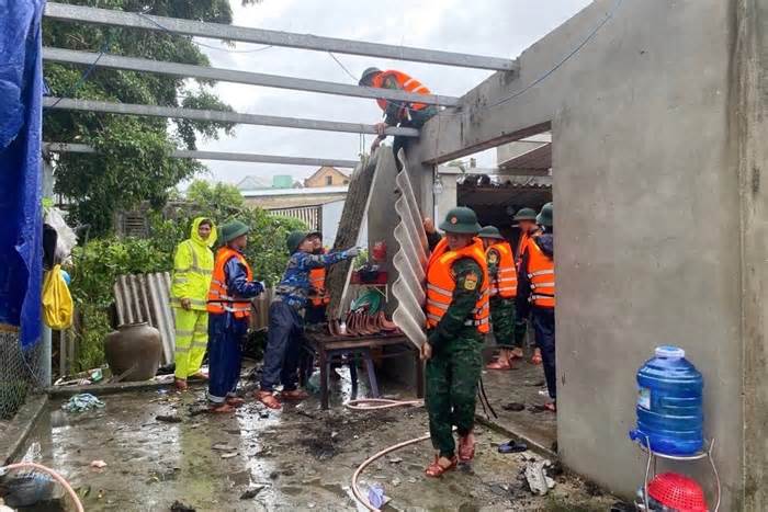 Lực lượng vũ trang giúp dân sửa nhà bị tốc mái do mưa lớn, dông lốc