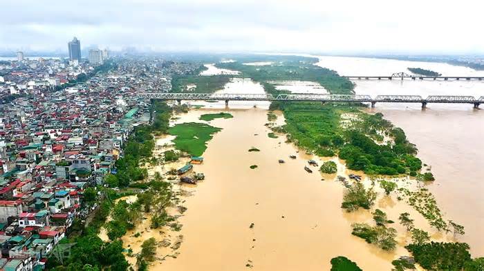 Hà Nội báo động lụt, di dời khẩn cấp nhiều hộ dân