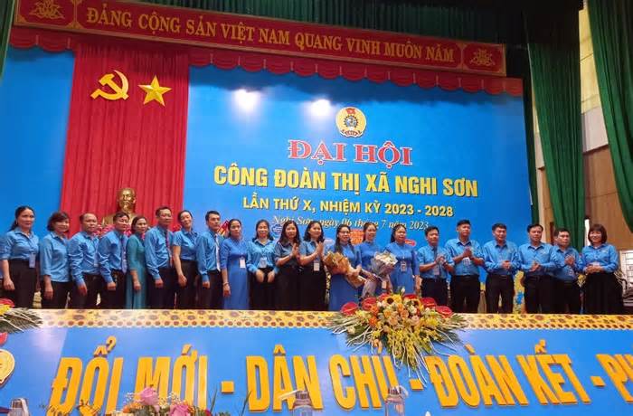 Công đoàn thị xã Nghi Sơn trao hàng tỉ đồng cho người lao động khó khăn