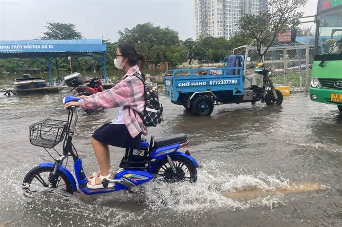 Triều cường ở TPHCM dâng cao, trường học ra thông báo khẩn