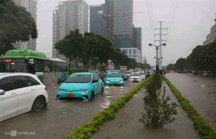 Đường phố Hà Nội ngập sâu, giao thông tê liệt