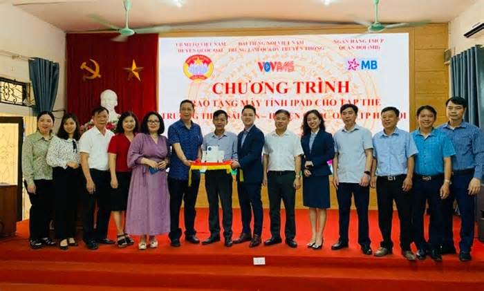Trao quà trị giá 690 triệu đồng hỗ trợ học sinh nghèo vượt khó ở Hà Nội