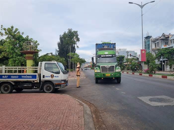 Chủ tịch tỉnh Bình Định quay video xe chở dăm gỗ rơi vãi, yêu cầu giám đốc sở xử lý