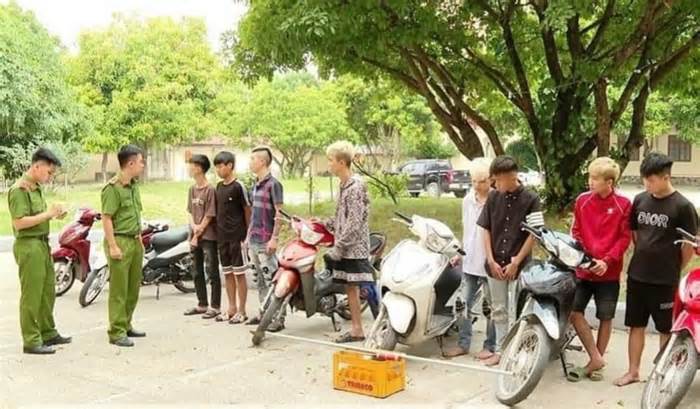 Nhóm thanh thiếu niên ném vỏ chai bia gây náo loạn đường phố Ninh Bình