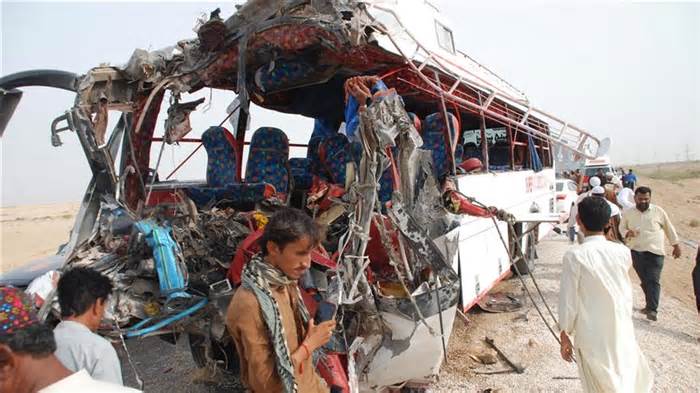 Pakistan: Xe buýt mất phanh gây tai nạn, 66 người thương vong