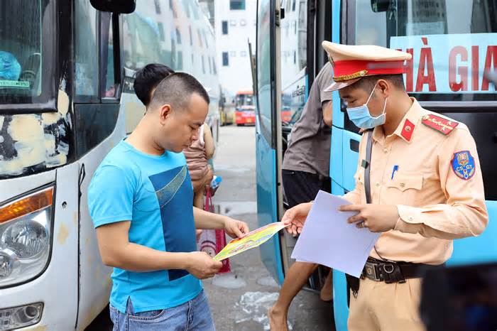CSGT Hà Nội vào bến xe thổi nồng độ cồn, phát tờ rơi tuyên truyền trước đợt tổng kiểm soát