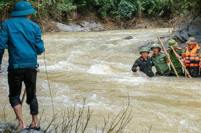 Tay không bám đá, vượt suối dữ tiếp tục tìm nạn nhân mất tích vụ sạt lở núi ở Cao Bằng