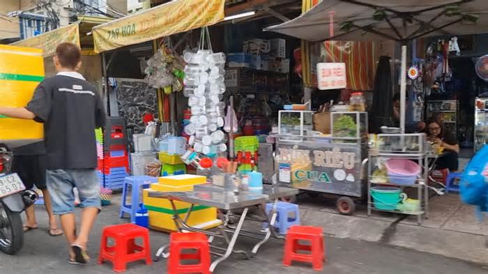 Quận 4, TP Hồ Chí Minh phản hồi về thực trạng lấn chiếm lòng, lề đường