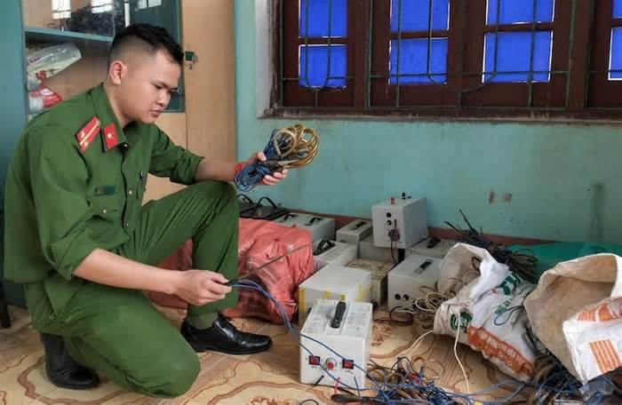 Công an vào cuộc xử lý tình trạng dùng kích điện bắt giun đất ở Thanh Hoá