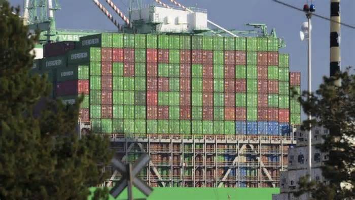 Tàu container ở Mỹ xếp thành chữ để tưởng nhớ dân thường bị đặc vụ ICE bắn chết?