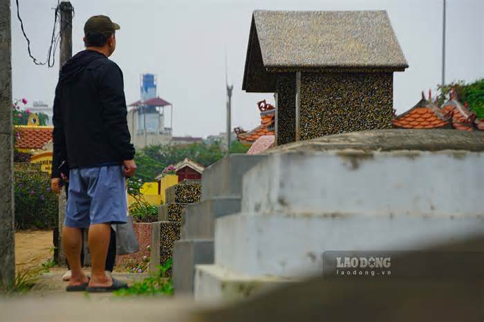 Hiện trường vụ hàng loạt ngôi mộ ở Hà Nội bị kẻ xấu đập phá