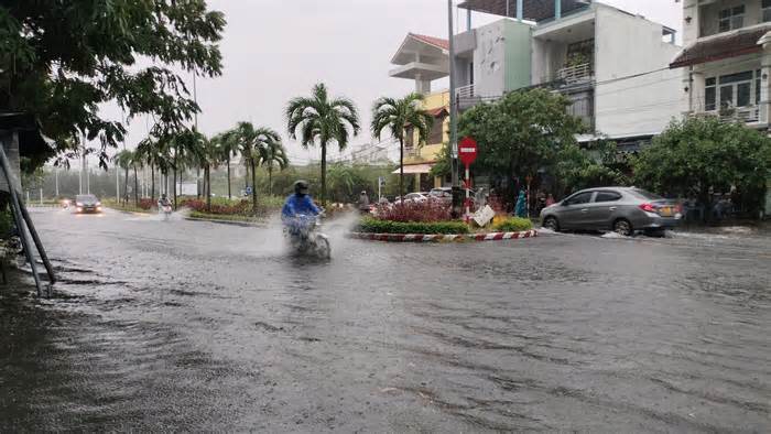 Mưa lớn làm nhiều đường phố, khu dân cư ở Đà Nẵng mênh mông nước