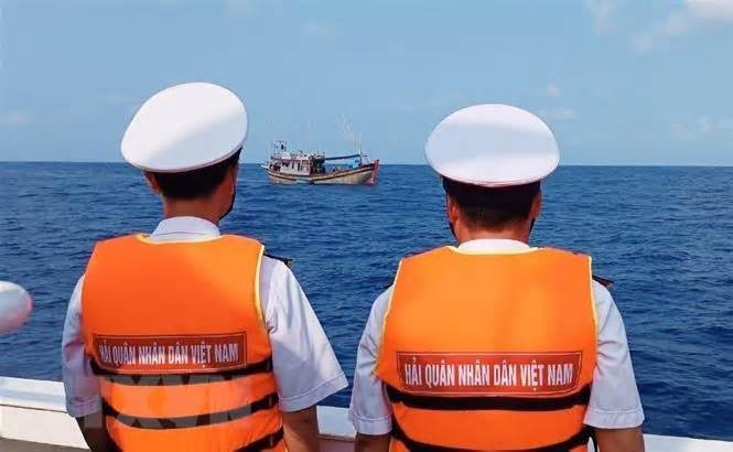 Bộ Tư lệnh Vùng 4 Hải quân tìm kiếm một ngư dân mất tích trên biển