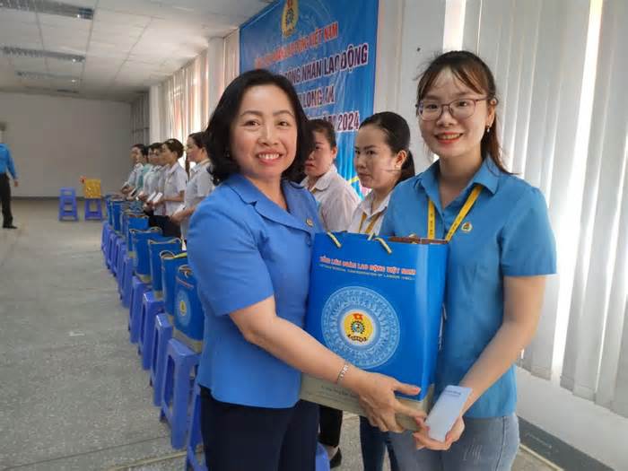 Lãnh đạo Tổng LĐLĐ Việt Nam thăm, tặng quà công nhân lao động tỉnh Long An