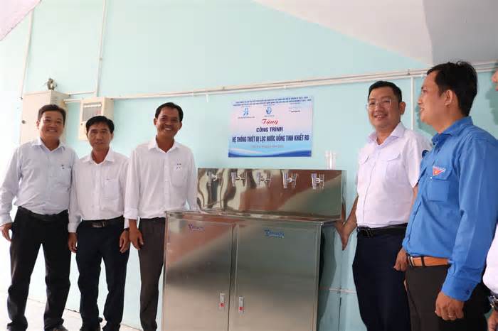 Hội Sinh viên Việt Nam bàn giao máy lọc nước cho học sinh vùng sâu