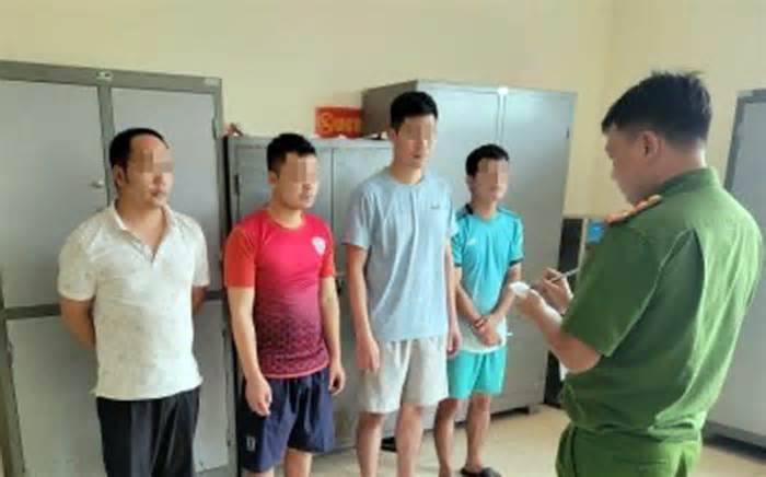 Bắt giữ 5 nhân viên bốc xếp hàng hóa tại sân bay Nội Bài