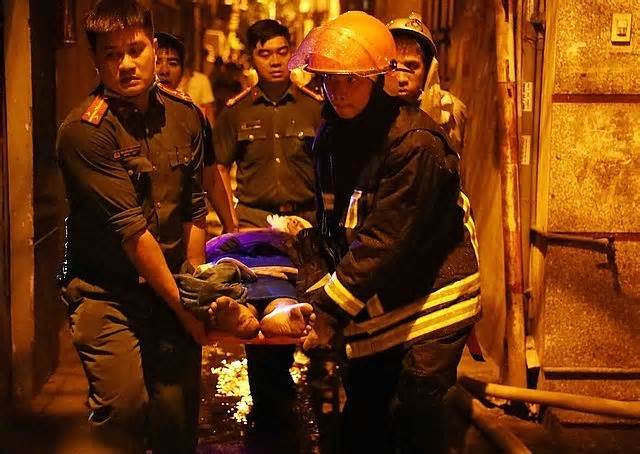 Chủ tịch Hà Nội tặng Bằng khen cho 3 chiến sỹ công an 'ngược lửa' cứu nạn trong vụ cháy chung cư mini