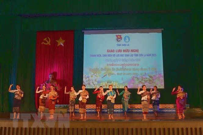 Sơn La: Chúc mừng lưu học sinh Lào nhân Tết cổ truyền Bunpimay