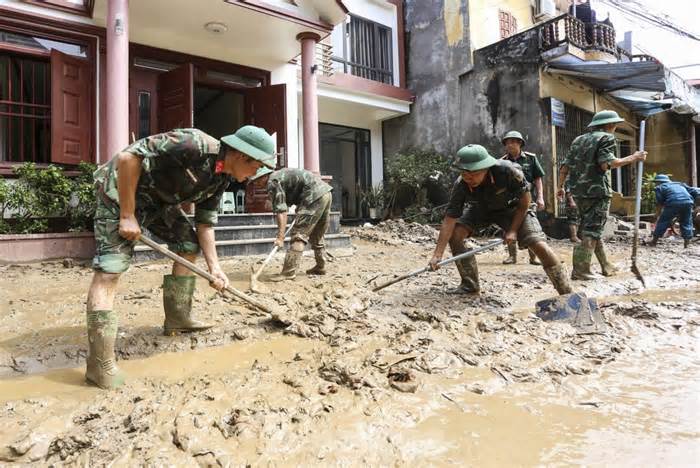 Xúc động hình ảnh chia tay thắm đượm tình quân dân sau bão lũ Yên Bái