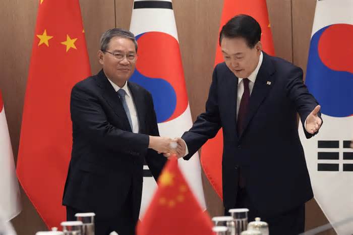 Khó khăn nội tại buộc lãnh đạo Nhật Bản và Hàn Quốc tìm đến Trung Quốc?