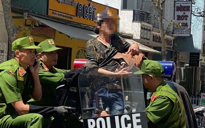 Khống chế một thanh niên ngáo đá cầm dao, la hét dọa tự tử ở Lâm Đồng