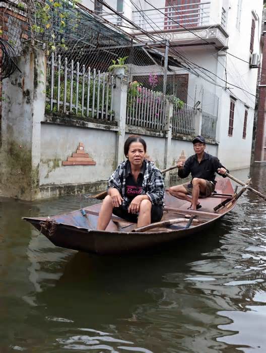 Hơn 10 ngày sau bão, huyện Mỹ Đức vẫn chìm trong biển nước