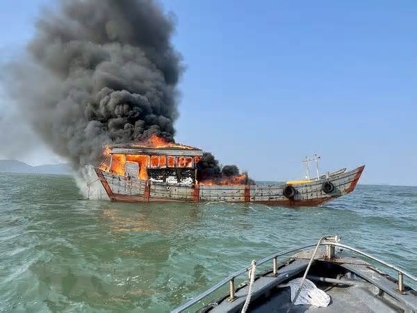 Cháy bè mảng đánh bắt và thu mua hải sản tại tỉnh Quảng Ninh