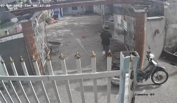 Video ghi lại cảnh đối tượng chân bó bột vẫn 'nhảy cò' đột nhập nhà dân ăn trộm
